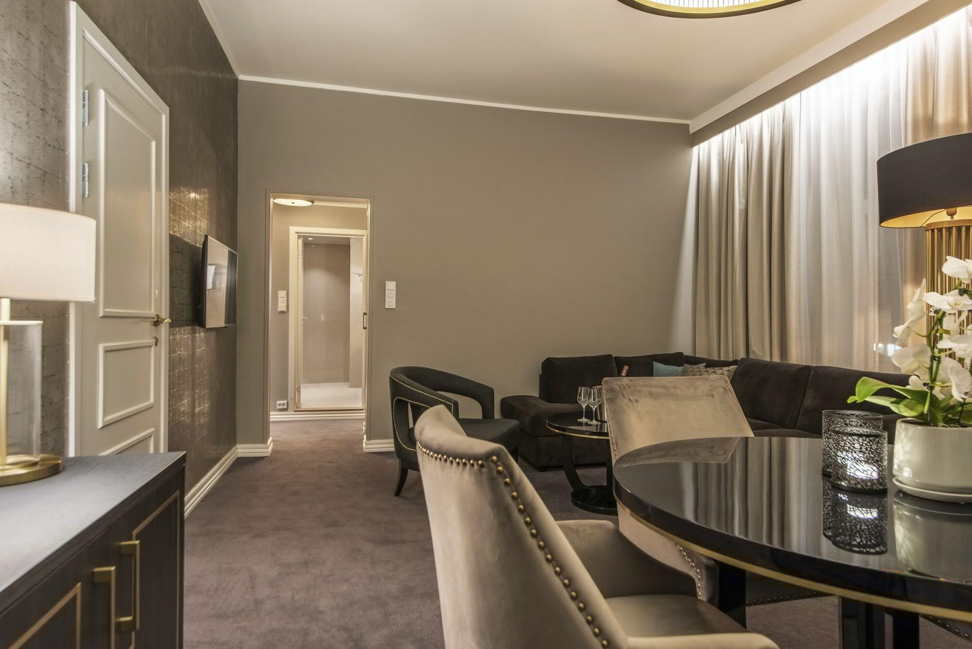 Home Hotel Grand Gjovik Bagian luar foto