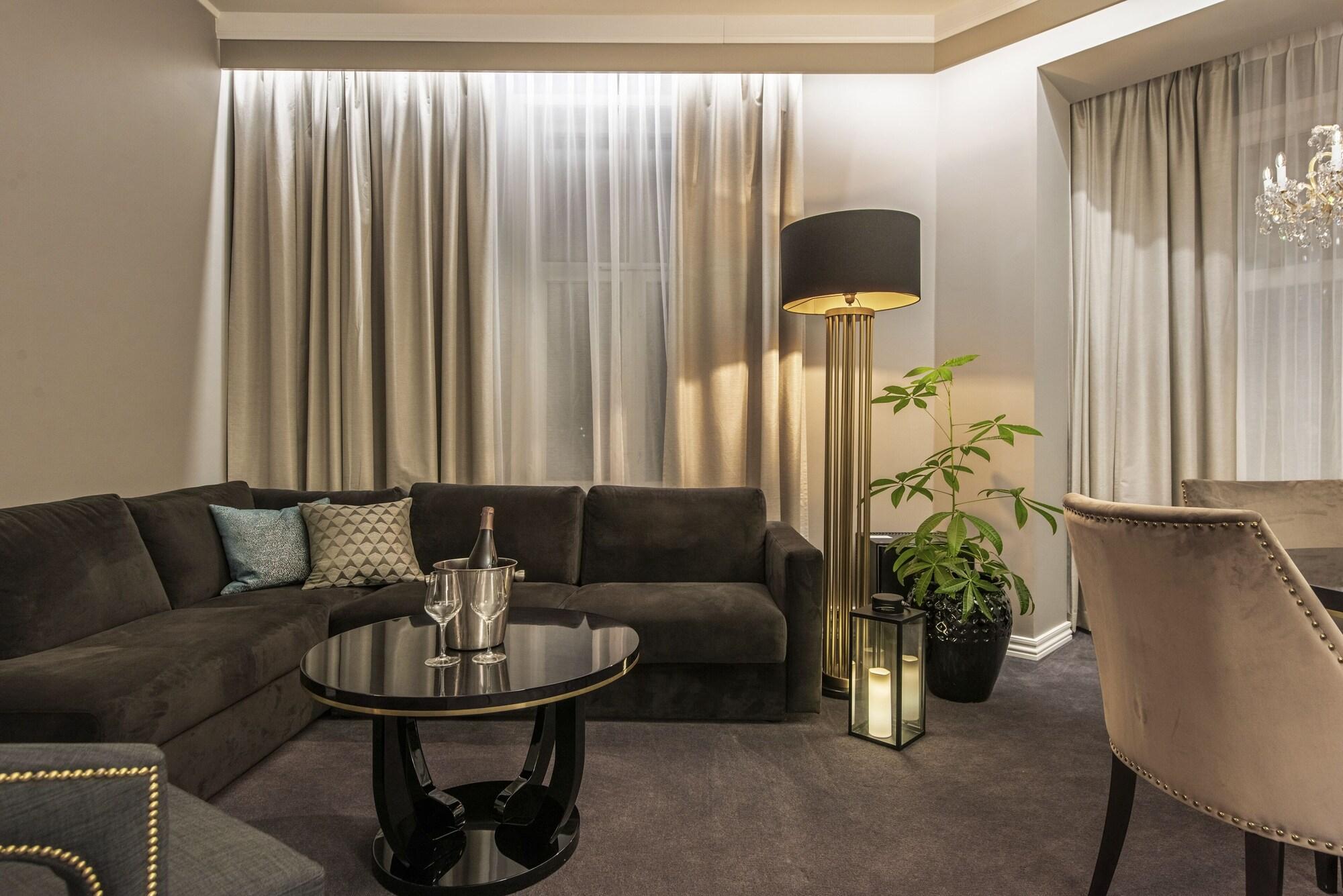 Home Hotel Grand Gjovik Bagian luar foto